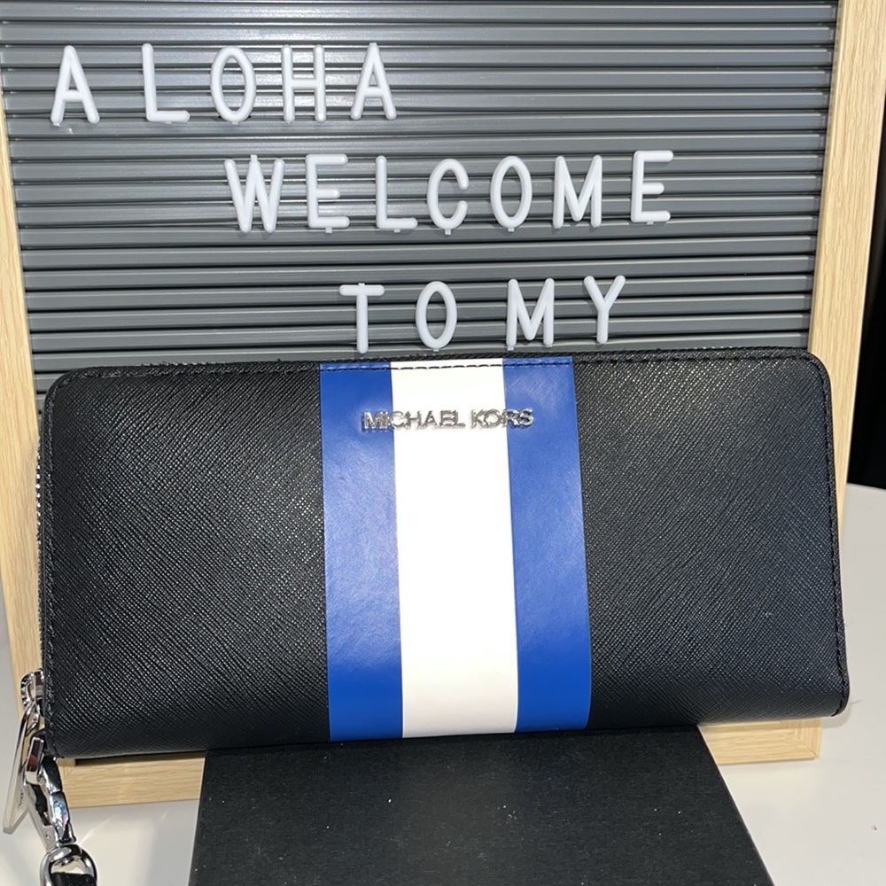 New without tags Michael Kors Large Wrislet Wallet Continental